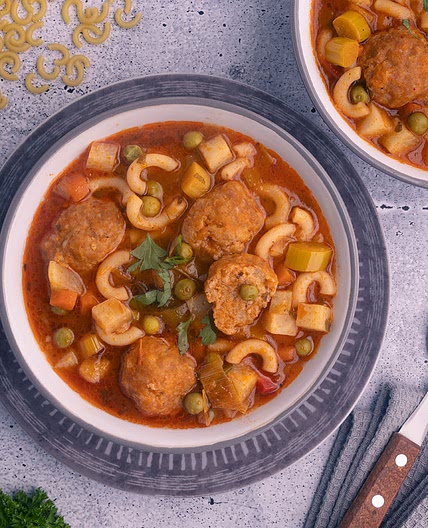 Nudeltopf mit Fleischklößchen