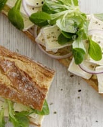 Baguette mit Brie und Nüsslisalat