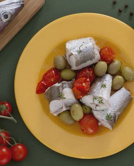 Merluzzo al vapore con olive verdi e pomodorini