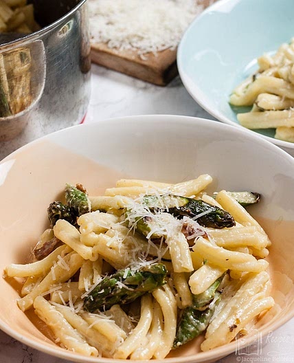 Creamy pasta with asparagus and bacon