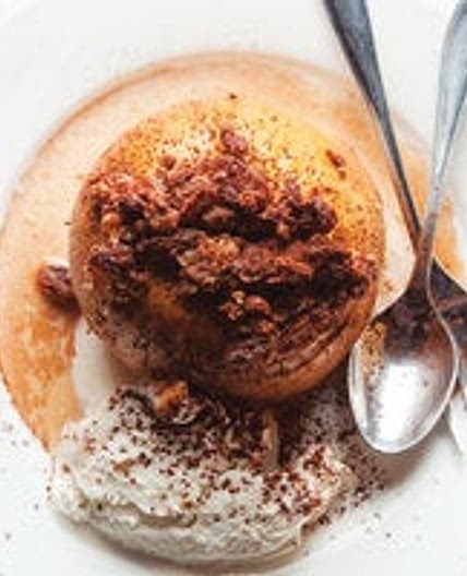 Bratäpfel mit Walnusseis (Baked Walnut-Stuffed Apples with White Wine)