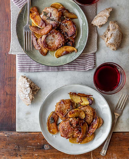 Pork tenderloin medallions with apples and onions