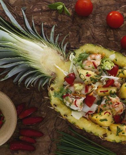 Insalata con gamberi nell'ananas