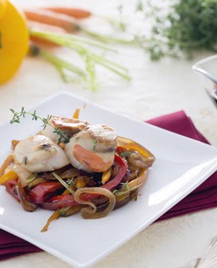 Capesante su letto di cipolle caramellate con carote e peperoni alla soia