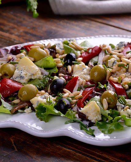 Ensalada de primavera (Ensalada con anchoas, boquerones, pimiento del piquillo y queso azul)