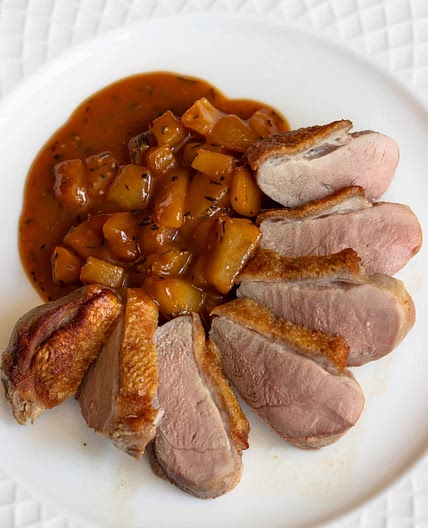 Crispy duck breasts with pear and pepper sauce