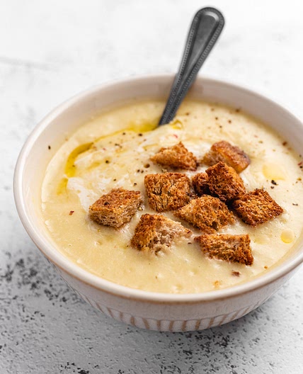 CREAMY ROASTED GARLIC POTATO SOUP (VEGAN)