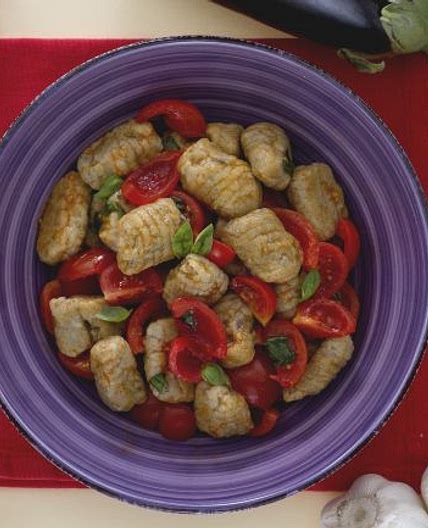 Gnocchi di melanzane con pomodorini e basilico