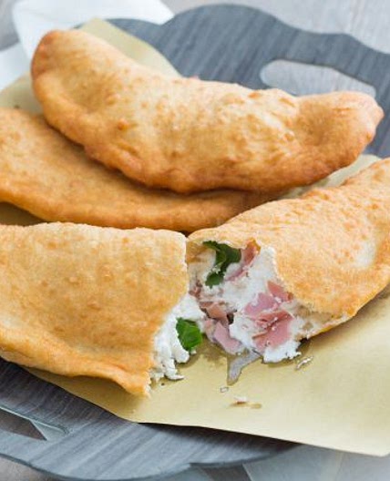 Pizza fritta con mortadella e fiordilatte