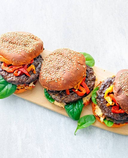 Beefburger met hummus en spinazie