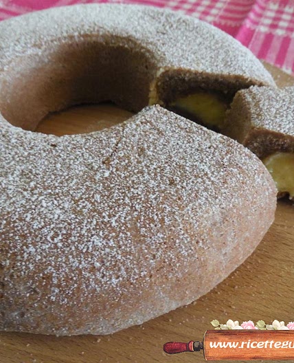 Ciambella di frolla ripiena con crema pasticcera