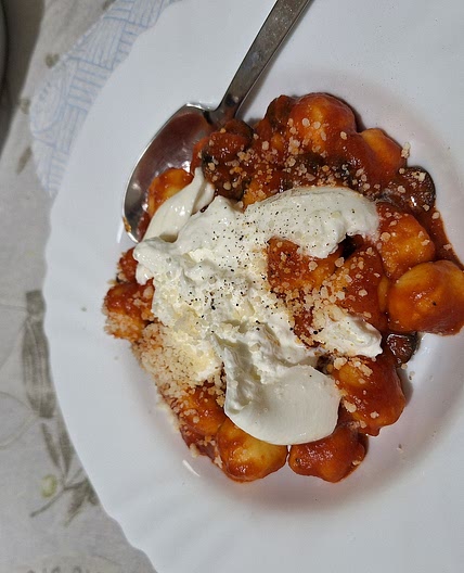 Gnocchi sugo, olive e burrata