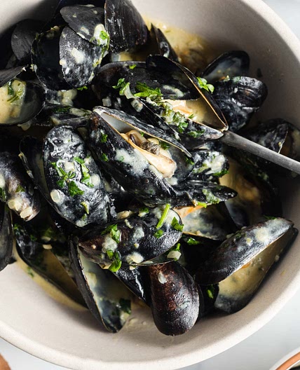 Mussels in Cream Sauce, Garlic, and Lemon