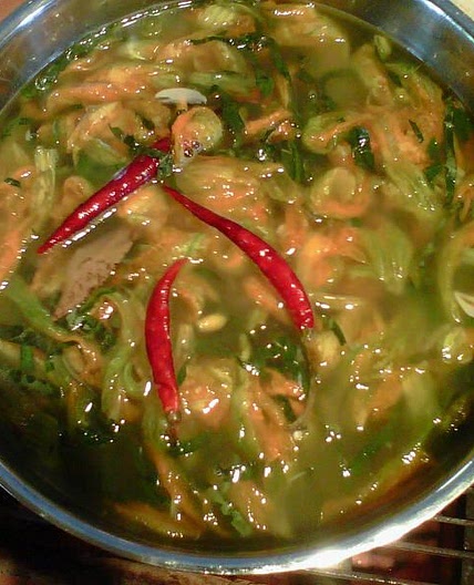 Sopa de Ajo con Flor de Calabaza / Garlic Soup with Squash Blossoms
