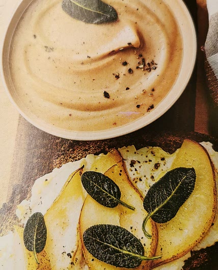 Velouté de châtaignes et tartines poire ricotta gratinées