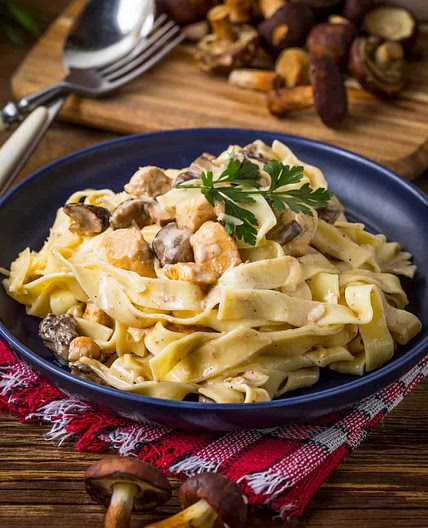 Creamy chicken and mushrooms pappardelle