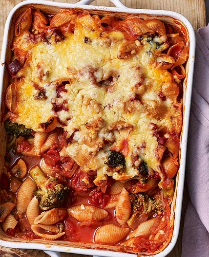 Cheesy chorizo, tomato and broccoli pasta bake