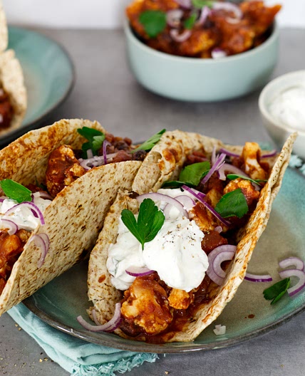 Tacos mit Blumenkohl-Bohnen-Mole und Sour Cream