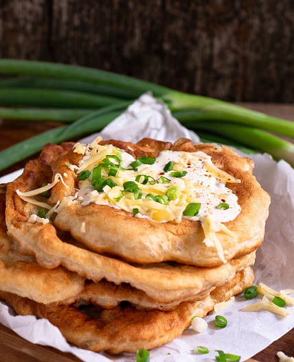 Lángos mit Knoblauch und Käse