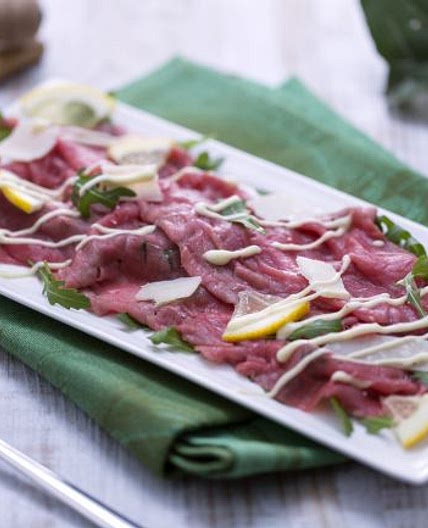 Carpaccio di manzo con rucola e grana