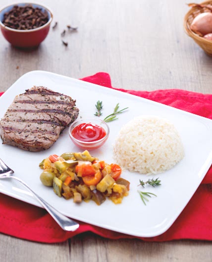 Grilled beef speziato con riso pilaf e verdure primaverili