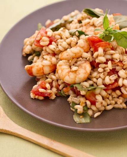 Insalata d'orzo con acciughe, gamberetti e pomodorini