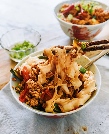 Braised Eggs with Noodles