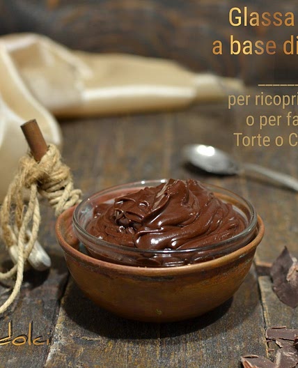 Glassa al cioccolato e acqua senza zucchero o ganache light per farcire o ricoprire dolci