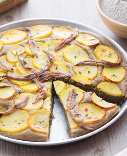 Focaccia di grano arso con patate e acciughe