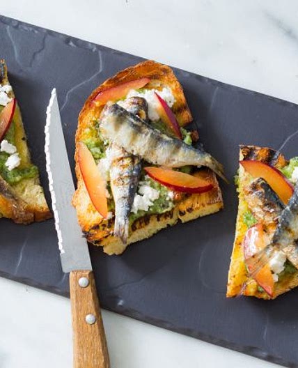 Bruschette al pesto di erbe e sardine grigliate