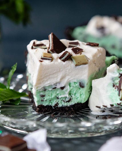 Creamy Mint Pie with Chocolate (So Easy!)