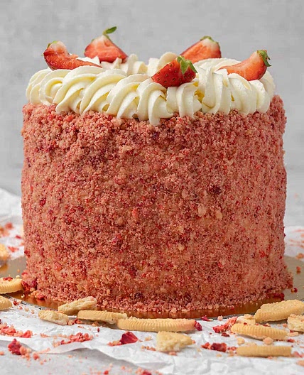 Strawberry Crunch Cake (VIDEO)