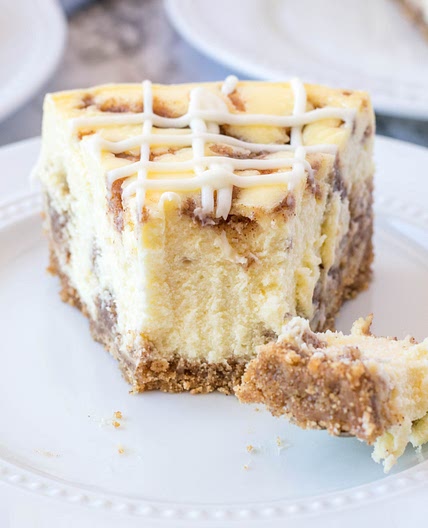 Cinnamon Roll Cheesecake