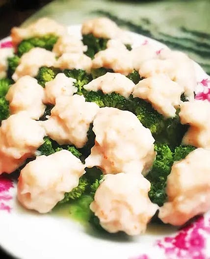 Homemade Shrimp Ball Paste Steamed with Broccoli 手打蝦膠蒸西蘭花