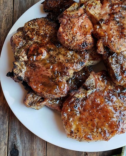 Juicy Grilled Pork Chops with Spicy Peach Glaze