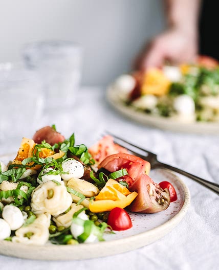 salade tiède aux pois verts, tomates, basilic & tortellinis