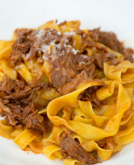 Pappardelle con ragú di costine di manzo (pappardelle with beef short rib ragú)