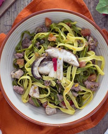 Paglia e fieno con carni miste e funghi