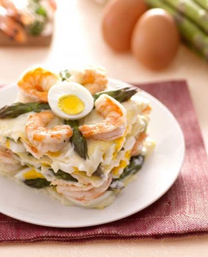 Lasagne con asparagi, uova e gamberi