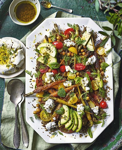 wortel-kikkererwtensalade met karwijzaaddressing en labne