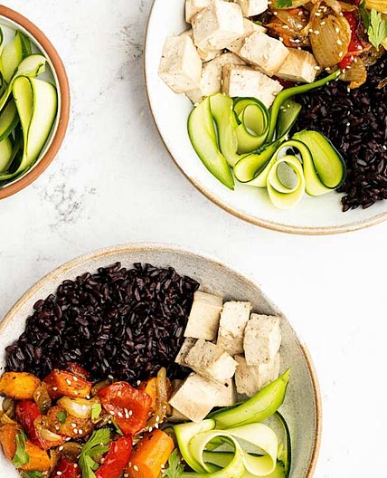 Legumes assados com arroz preto e tofu marinado