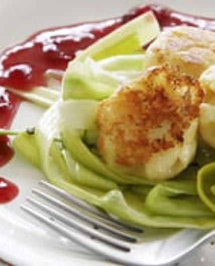 Kartoffel-Käse-Knödel auf Preiselbeersauce