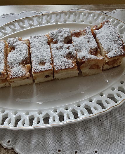 Hrnčekový koláč s kyslou smotanou a ovocím (fotorecept)