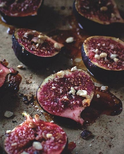 Figues rôties au miel, noisettes et cannelle