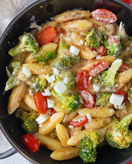 Schupfnudelpfanne mit Brokkoli, Feta und Tomaten