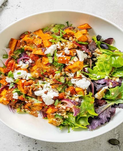 Salade arc-en-ciel boulgour & légumes rôtis avec des raisins secs, du cumin & du fromage