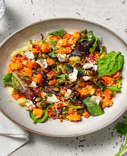 Salade orientale de boulgour & légumes rôtis avec des raisins secs & du fromage frais