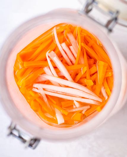 Traditional Vietnamese Pickled Carrots and Daikon (Do Chua)