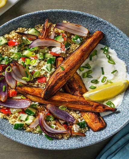 Honig-Harissa-Aubergine aus dem Ofen dazu bunter Quinoa-Salat und zitroniger Dip