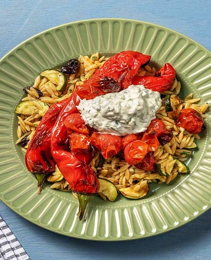 Kritharaki! Orzonudeln mit gerösteter Spitzaprika Zucchini und Oliven, dazu veganes Zaziki